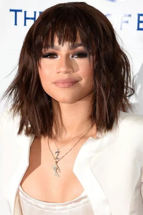 Прически с рваной челкой на средние волосы Hairstyles, Celebrity Cuts, & Hair Color Ideas 2022 Zendaya hair, Short hair wit