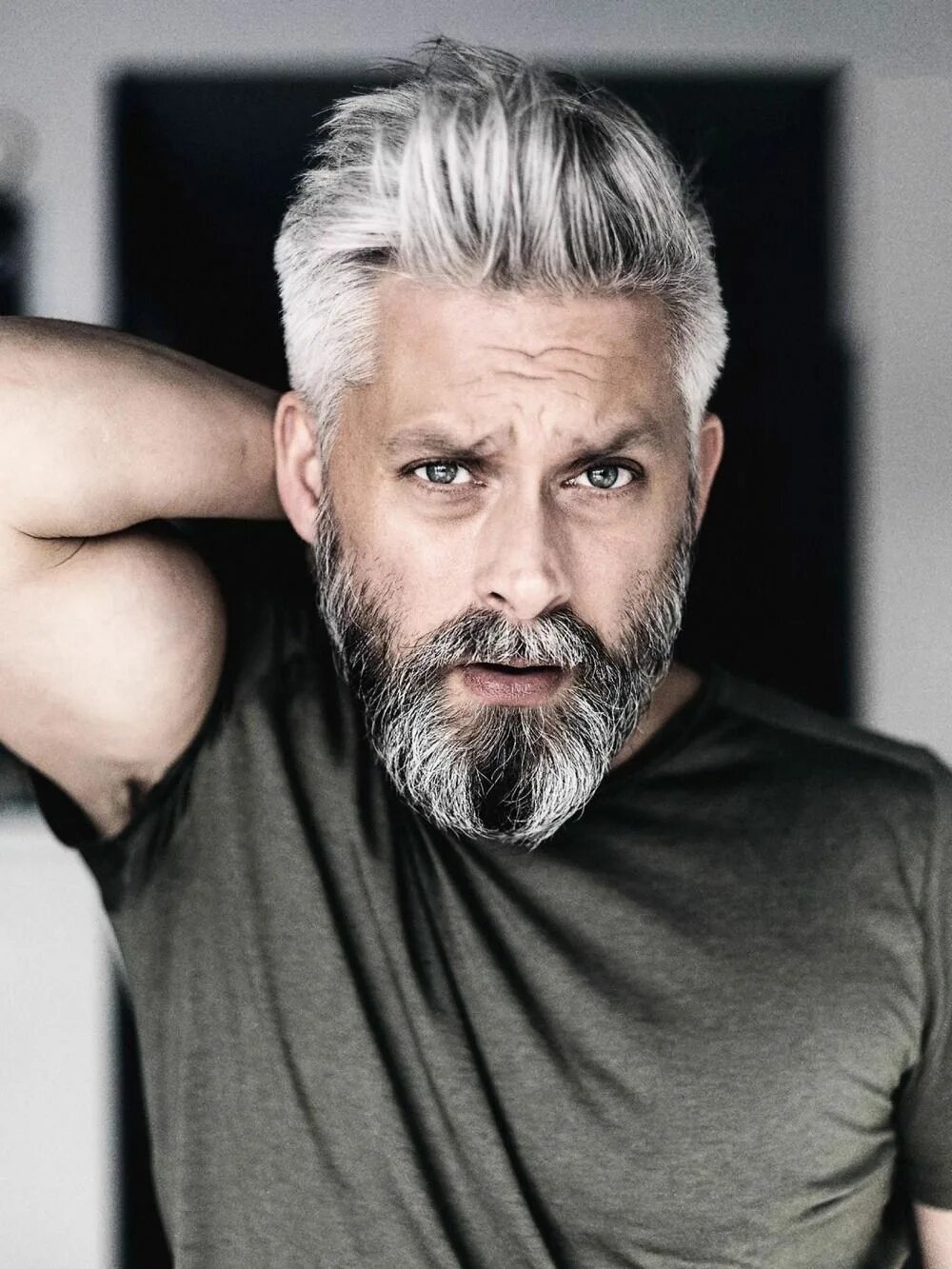 Прически с сединой мужские silver fox silberne haare modern tragen mit bart für ältere männer Graue haare m