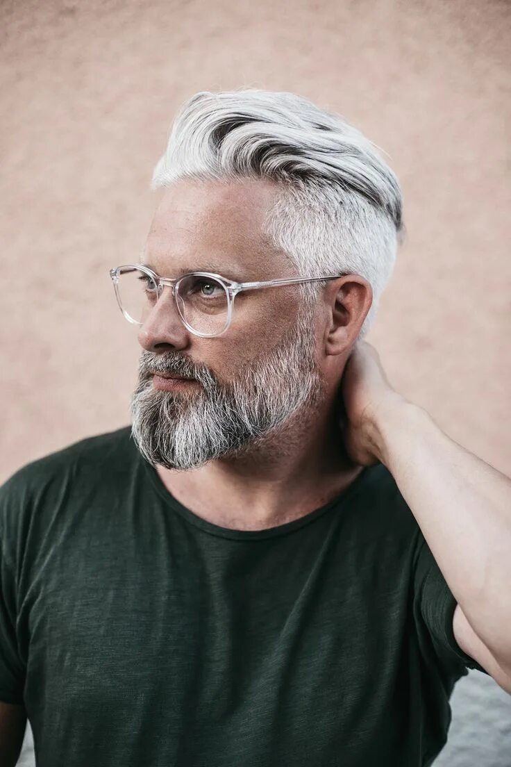 Прически с сединой мужские Calle Artmark Grey hair and glasses, Grey hair men, Beard styles for men