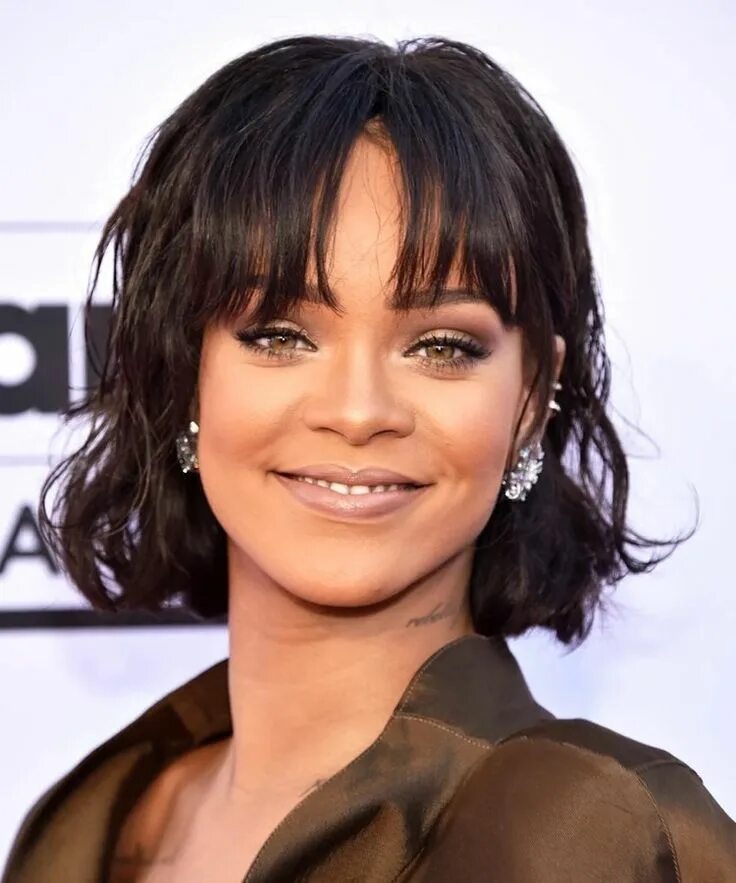 Прически с широким лбом женские An Ode To All Of Rihanna's Short Hairstyles Over The Last Decade Pêlos