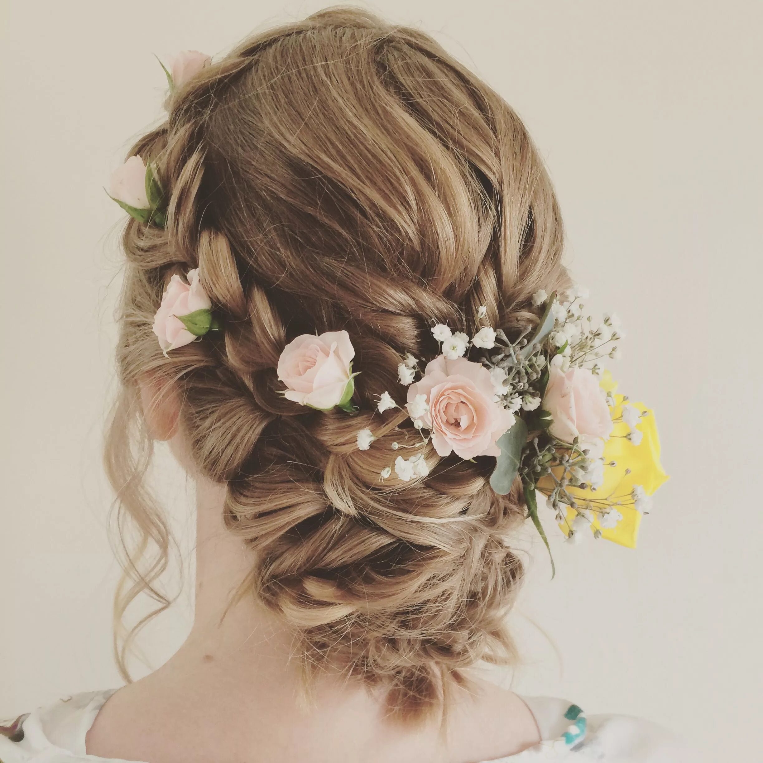 Свадебные прически, украшенные цветами Hair styles, Flower braids, Braided bun h