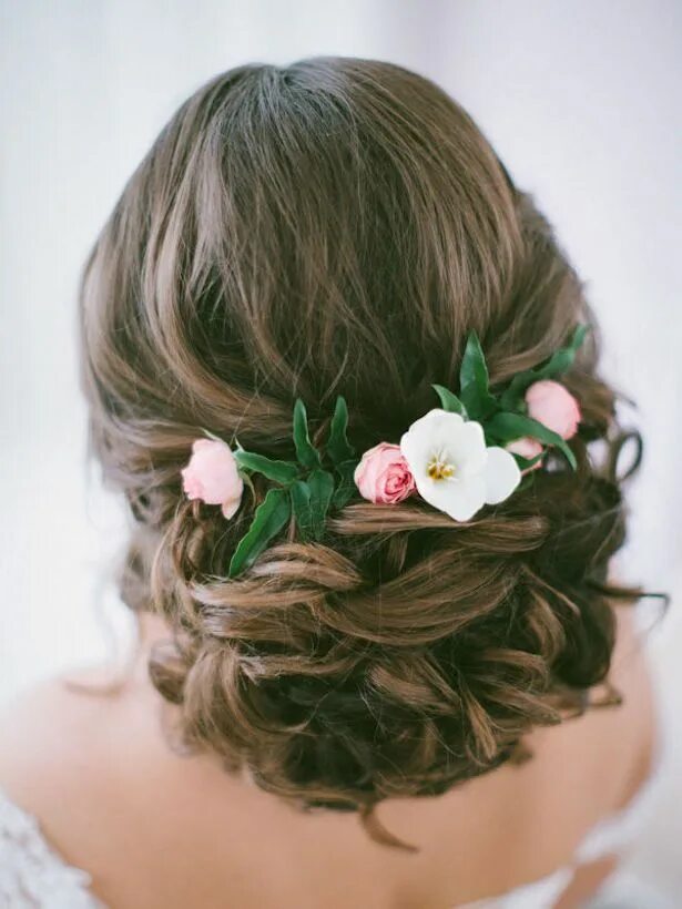 Прически с цветами фото Fabulous Wedding Hairstyles: Bridal Updos - Belle The Magazine Flowers in hair, 