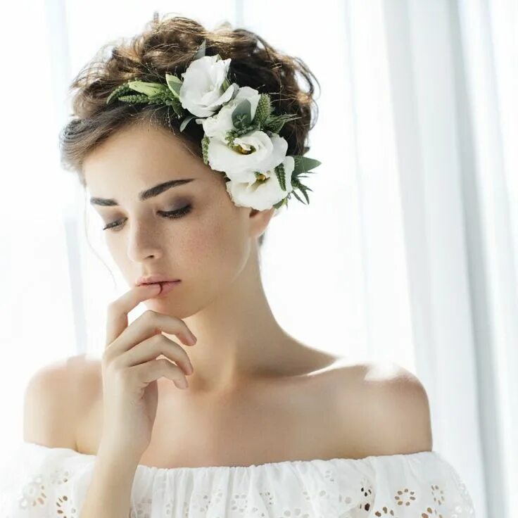 Прически с цветами короткие волосы Vanity mariage : 25 produits indispensables pour la mariée Coiffure femme mariag