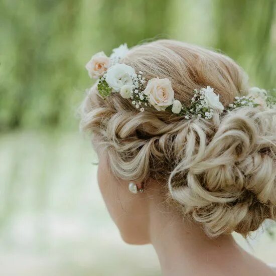 Прически с цветами короткие волосы Summer Bridal Hairstyles Bărar Adriana - fashion blog Bridal hair, Wedding hairs