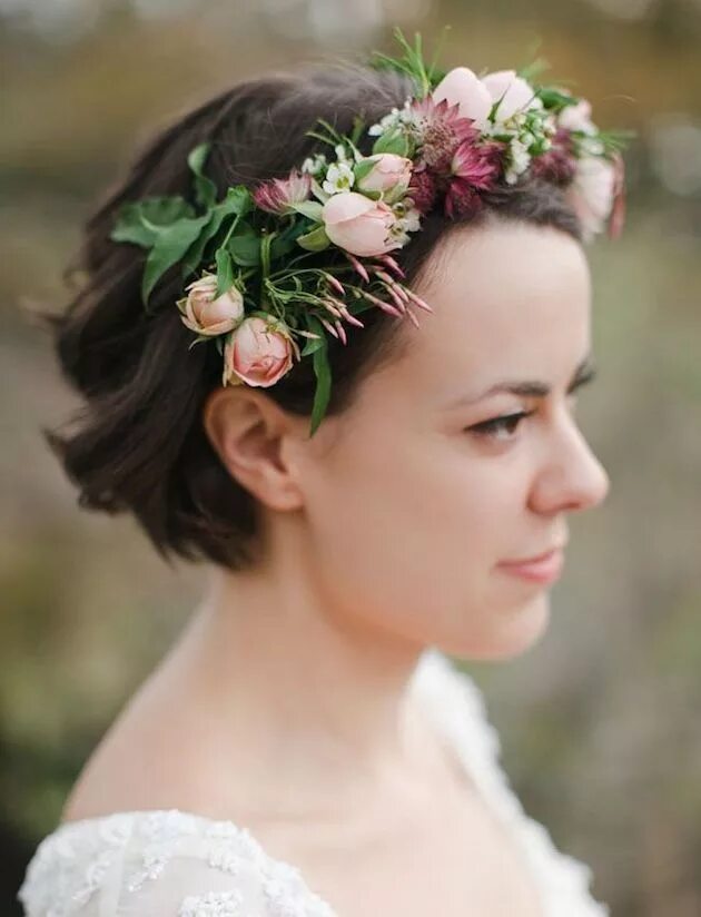 Прически с цветами короткие волосы 30 Ways To Style Short Hair for Your Wedding Bridal Musings Flower crown hairsty