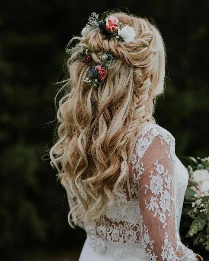 Прически с цветами на длинный волос Bride Hair in 2024 Boho wedding hair, Bohemian wedding hair, Best wedding hairst