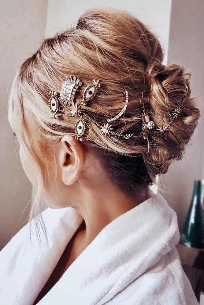 Прически с заколками на средние #hairdecorations Celebrity hair stylist, Easy hairstyles, Hair scarf styles