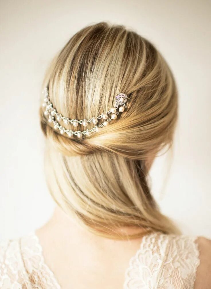 Прически с заколками на средние волосы Bridal Hair Chain Instead of a Veil? Emmaline Bride New bridal hairstyle, Bridal