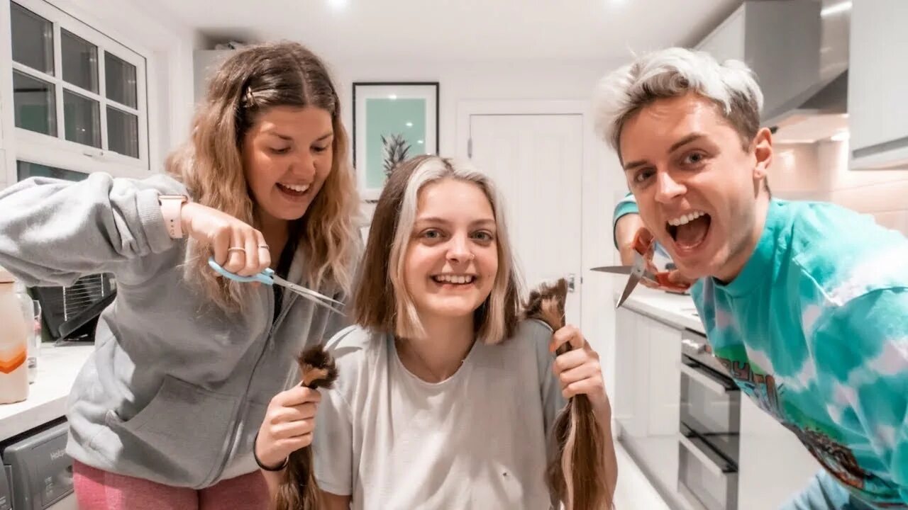 Прически сестра I cut my sisters hair with kitchen scissors *Quarantine cuts - YouTube