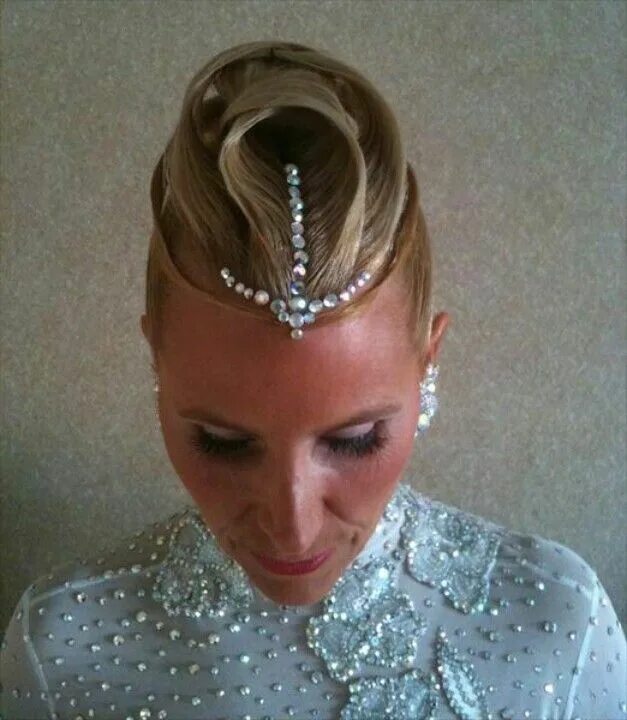 Прически со стразами фото Dancesport hair style. Belleza, Peinados, Pelo