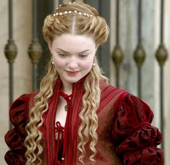 Прически средневековья medieval-times-hair-smiling-blonde-young-woman-wearing-a-red-antique-embroidered