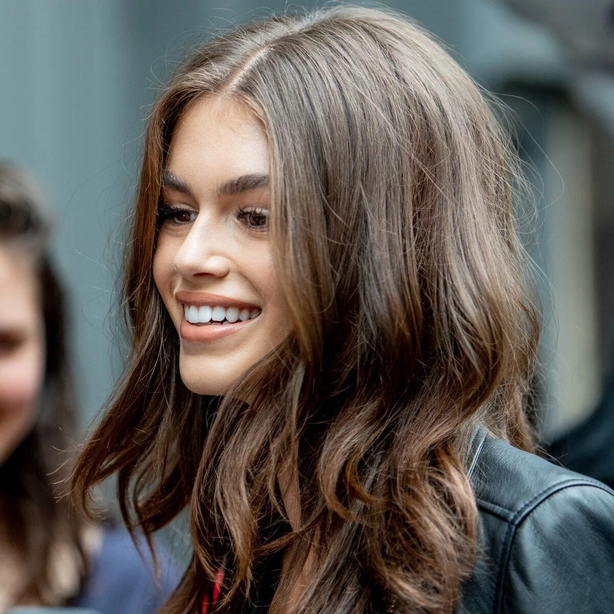 Прически темно русые волосы Model Kaia Gerber's highlights look like she was born with them. To achieve her 