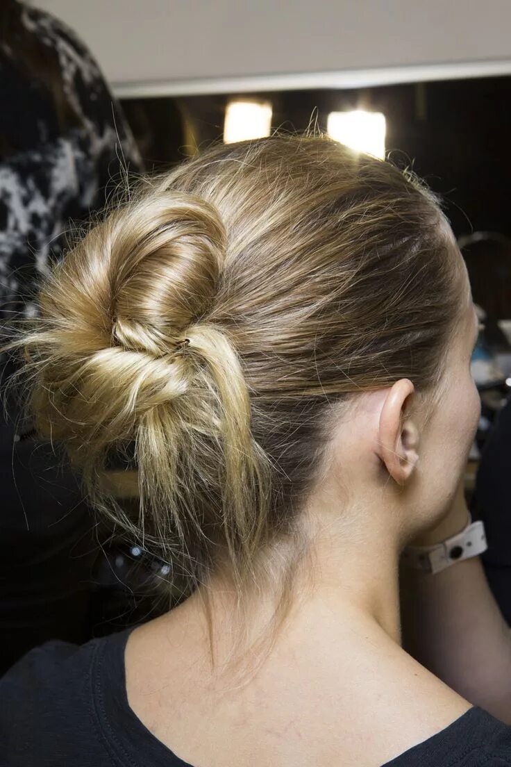 Прически утром Your Default Gym Hair Just Became a Runway Trend Easy updo hairstyles, Hair tren