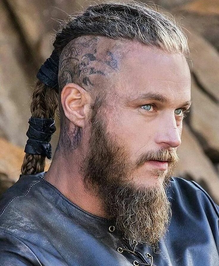 Прически в скандинавском стиле мужские Travis Fimmel Ragnar Lothbrok Vikings King ragnar, Ragnar lothbrok vikings, Ragn