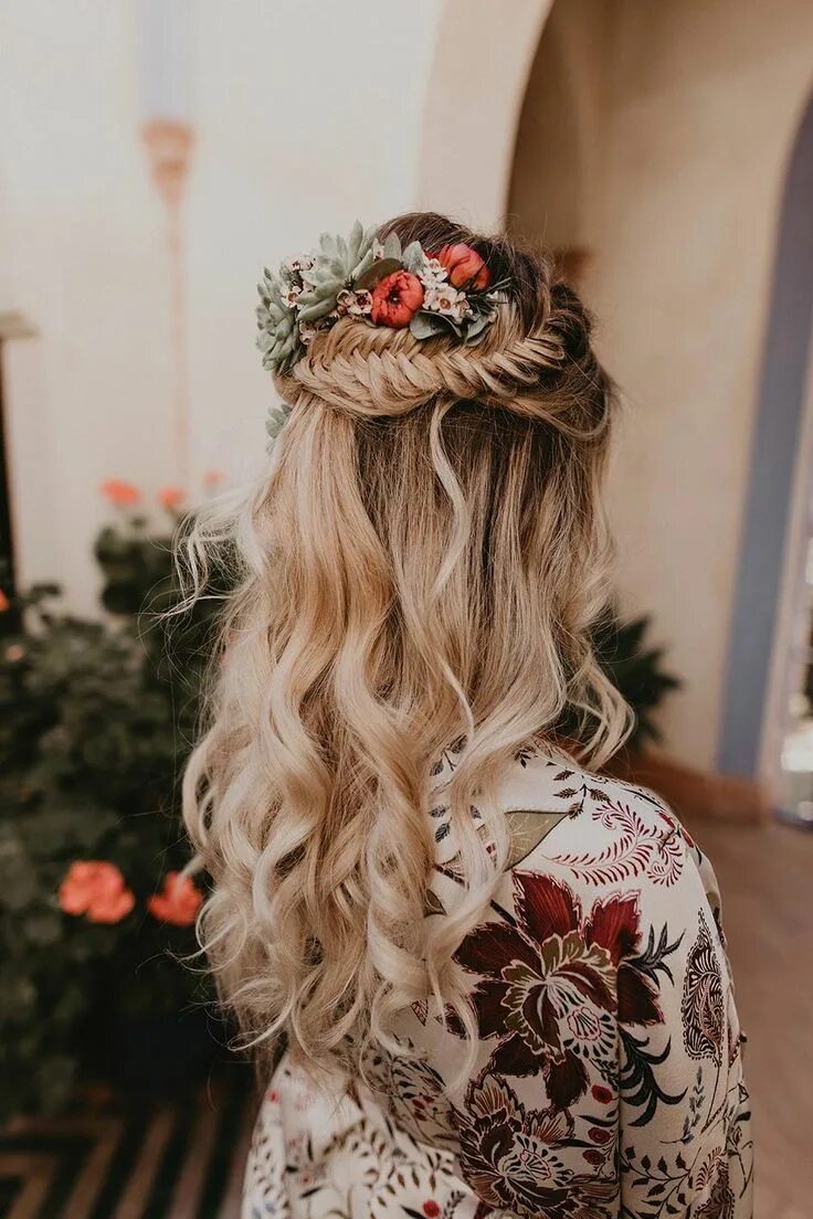 Прически в стиле бохо на средние волосы Boho Chic Seville Wedding with a Flirty Lace Wedding Dress Bridal hairdo, Weddin