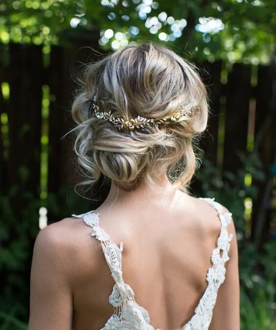 Прически в стиле бохо на средние волосы messy short hair updo with a boho headband Romantic wedding hair, Hair vine wedd