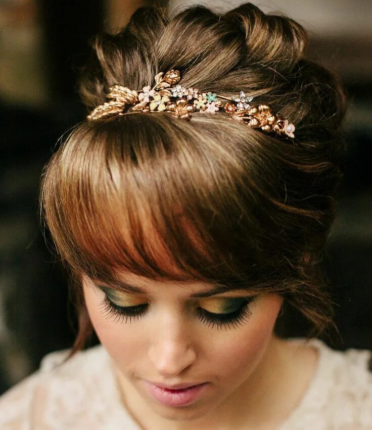 Прически вечерние на волосы с челкой 15 New Stunning Wedding Hairstyle Inspiration - MODwedding Coiffure mariée, Coif