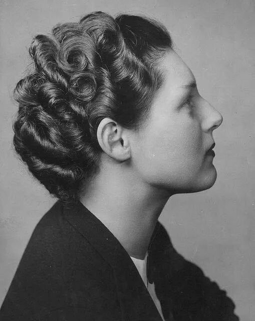 Прически времен 1940s hairstyle 1940s hairstyles, Vintage hairstyles, Womens hairstyles