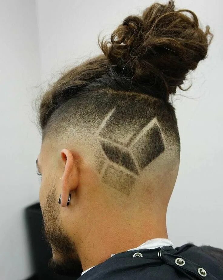 Прически выбрить мужской mann 3d haar tattoo würfel muster dutt #hairstyles #tattoo Man bun hairstyles, M