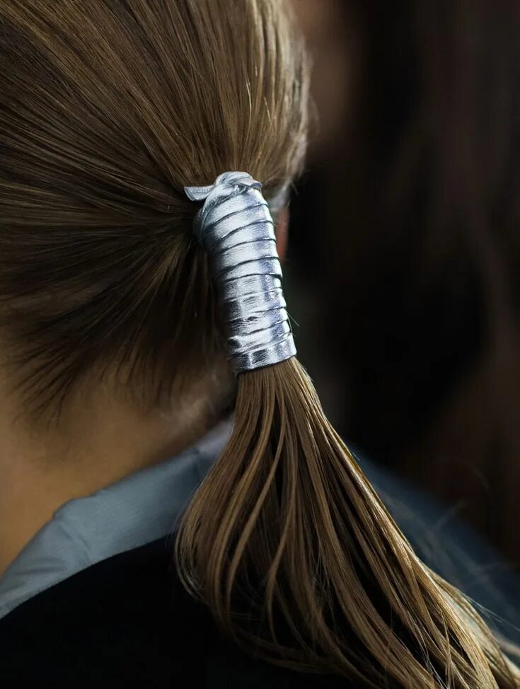 Прически завязанные волосы The Pretty Hair Ornaments of Fall 2015: From Chanel’s Ribbon Bands to Lanvin’s S