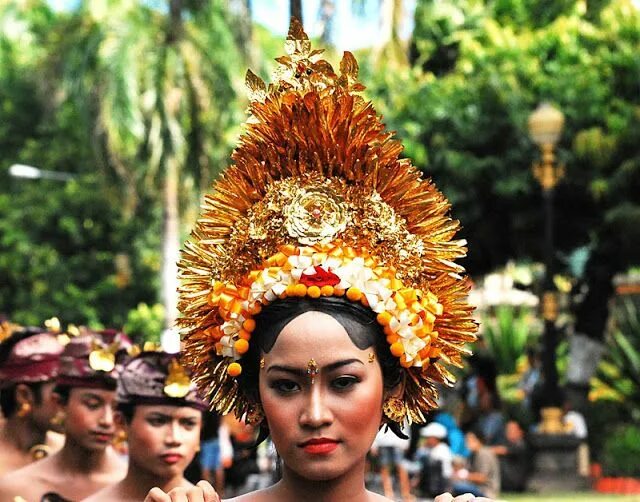 Прически женские на бал head dress Indonesia, Bali indonesia, Bali