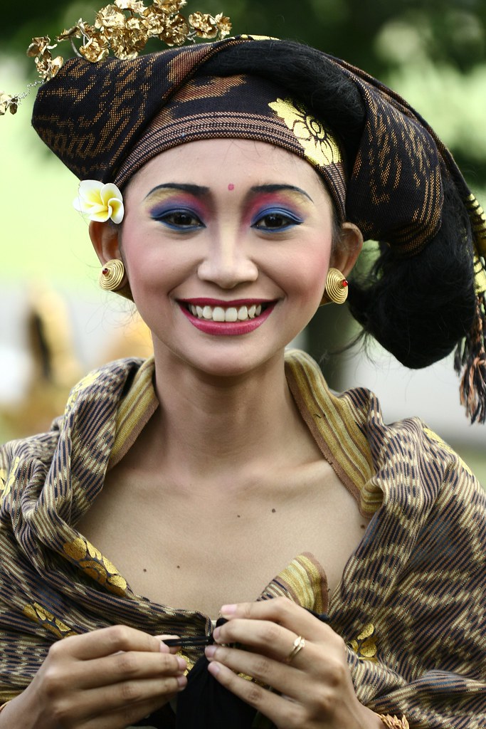 Прически женские на бал gadis What better way to celebrate the glory of Bali than . Flickr