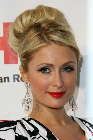 Прически звезд Paris Hilton Classic Bun Hair styles, Womens hairstyles, Wedge hairstyles