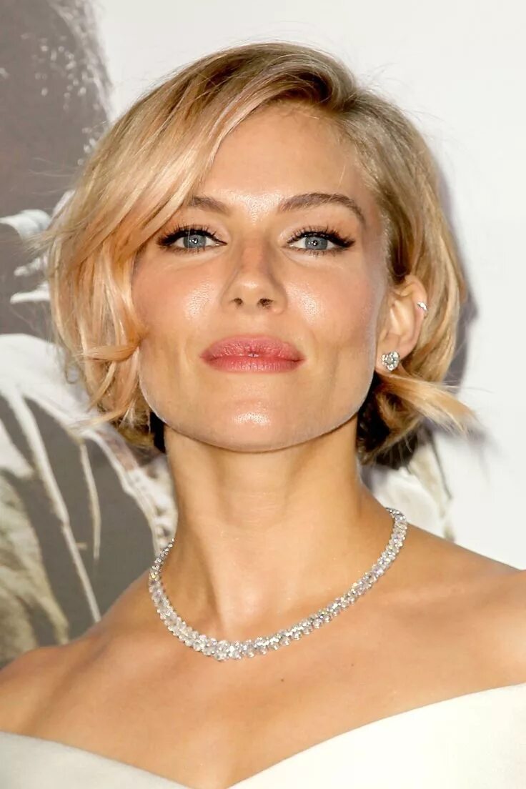 Прически звезд каре Sienna Miller: Hair Style File Celebrity short hair, Short bob hairstyles, Sienn