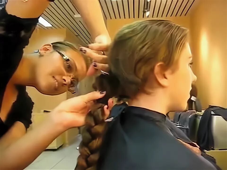 Прическу отрезала прическа отстой Woman chops her thick braid off - YouTube