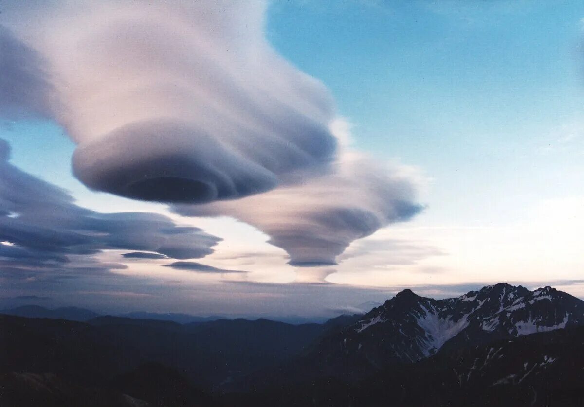 Причудливые облака фото File:Lenticular clouds and Mount Hotaka from Mount Otensho 1994-06-25.jpg - Wiki