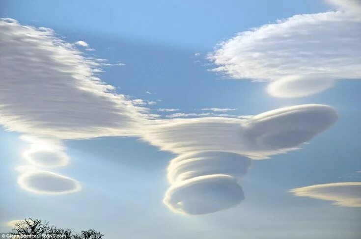 Причудливые облака фото Rare disc-shaped clouds caught on camera by motorist Lenticular clouds, Clouds, 