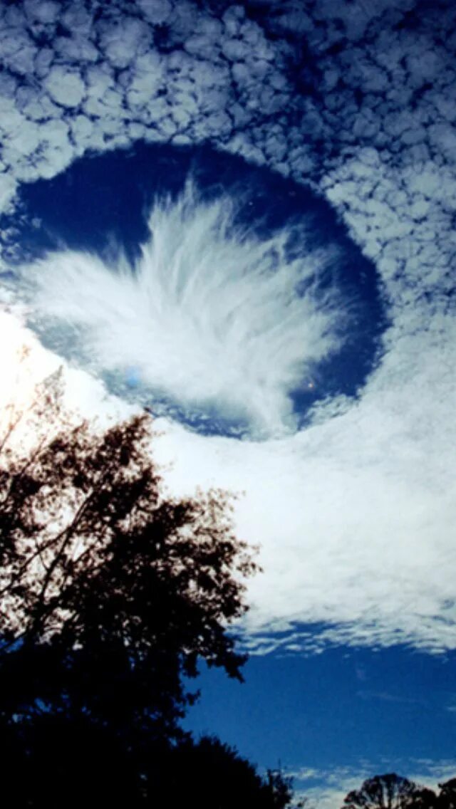 Причудливые облака фото A "FALLSTREAK HOLE", a/k/a "Hole Punch Clouds"; "Punch Hole Clouds"; "Sky Punch"