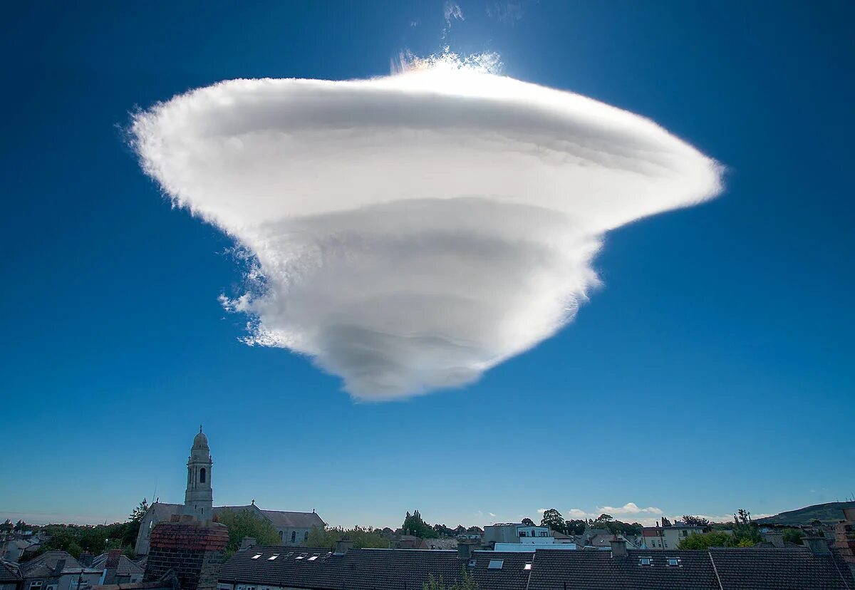 Причудливые облака фото Файл:Lenticular Cloud over Harold's Cross Dublin Ireland 30-6-15.jpg - Вікіпедія