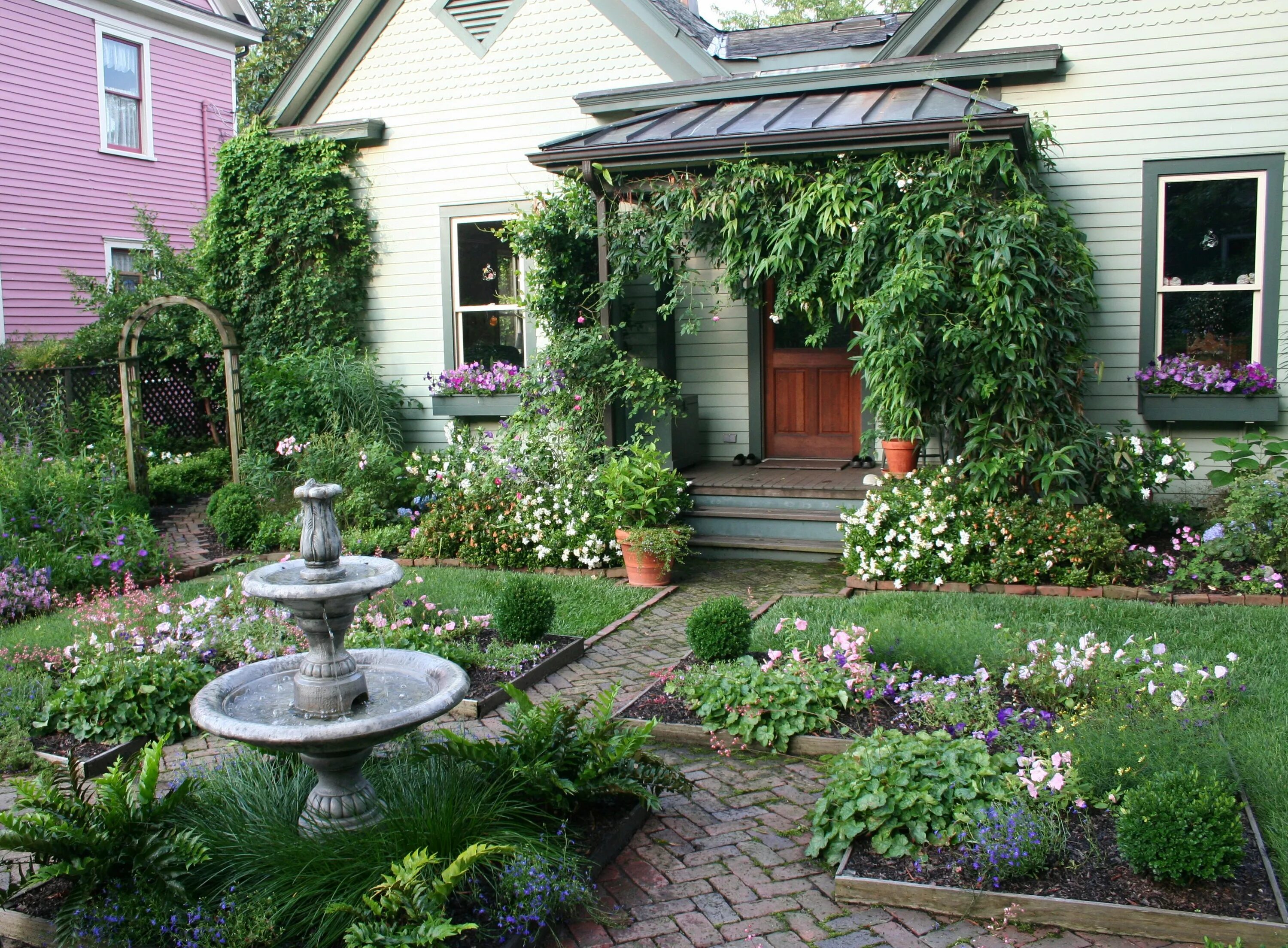 Pine bark with a stone wall - photo courtesy of rederlandscaping.com Easy landsc