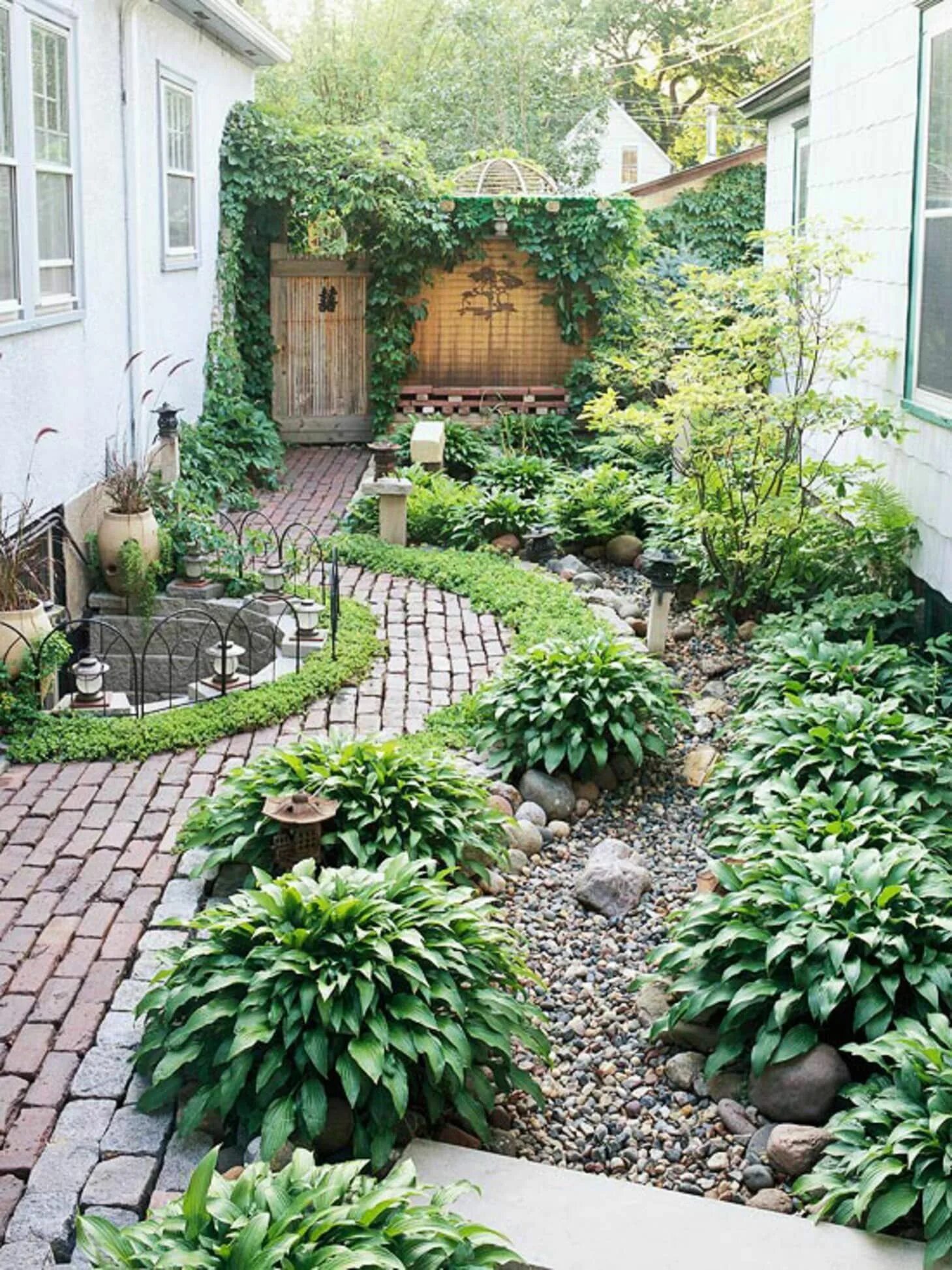 Придомовое оформление фото Make Every Inch Count: Ideas & Inspiration for Small Backyards Small backyard la