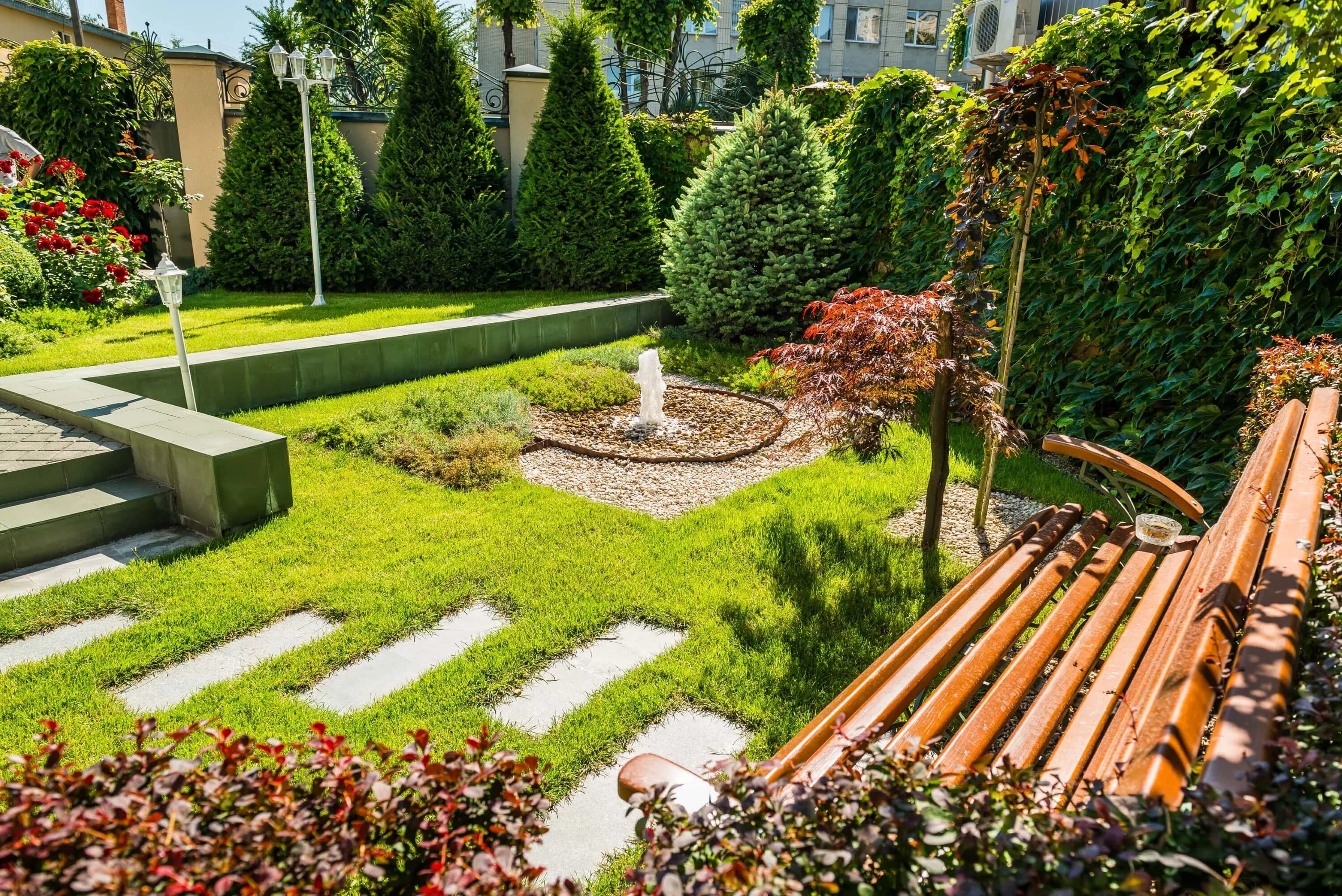 Pine bark with a stone wall - photo courtesy of rederlandscaping.com Easy landsc