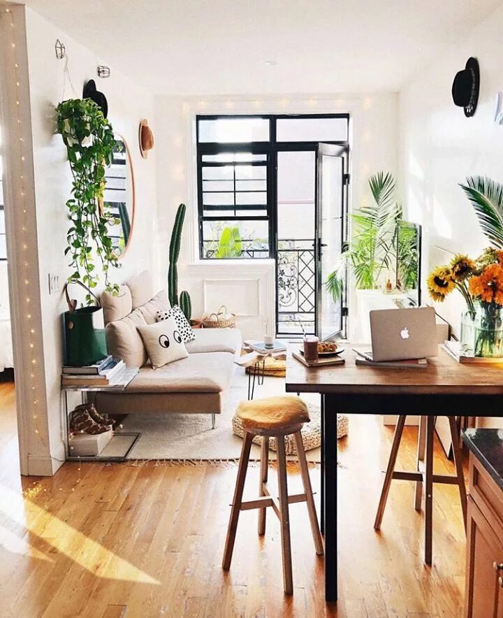 Придумать интерьер квартиры The Plant-Filled Brooklyn Apartment of Viktoria Dahlberg Small apartment living 