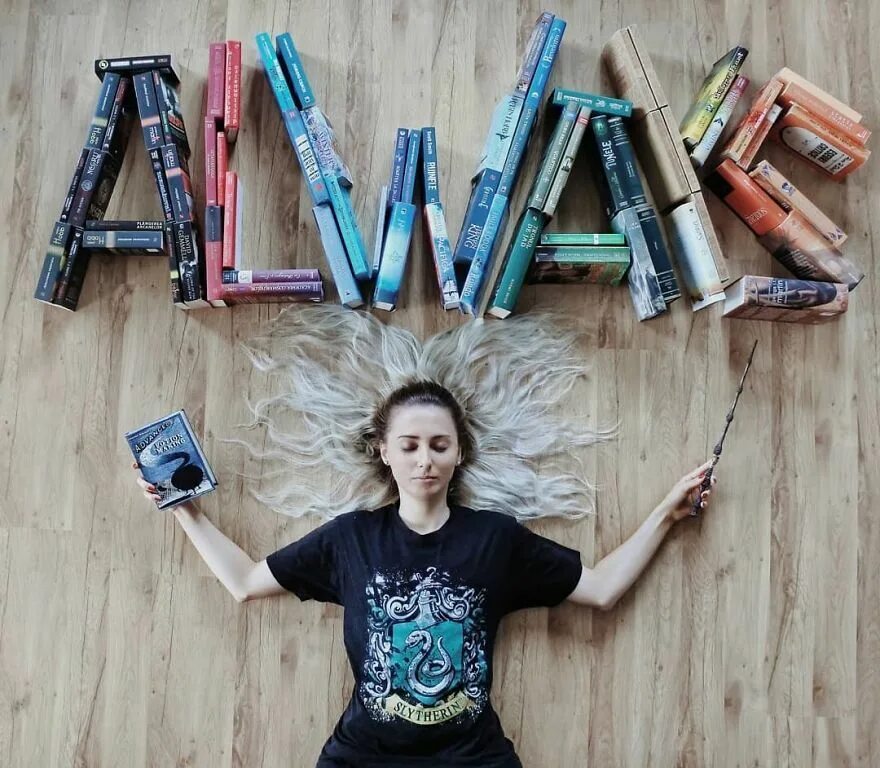 Придумай идею для фото In Love With Books, This Woman Uses Them To Make True Works Of Art Book lovers, 