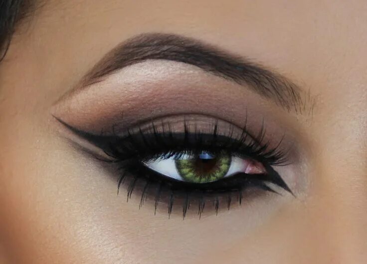 Прием в макияже глаз Arab Makeup Style For Beginners Maquillage eyeliner, Maquillage regards, Maquill