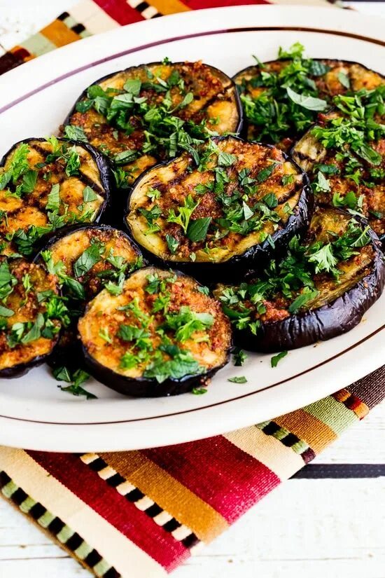 Приготовить баклажан вкусно рецепты с фото Spicy Grilled Eggplant Recipe (Video) Vegan eggplant recipes, Healthy grilling r