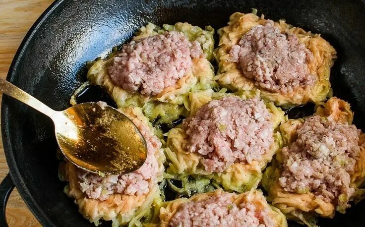 Приготовить драники с фаршем с фото Эти драники с мясом получаются румяными, с хрустящей поджаристой корочкой и сочн