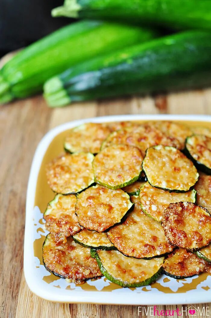 Приготовить кабачки рецепты с фото Baked Parmesan Zucchini Rounds you're just 2 ingredients away from a quick and e