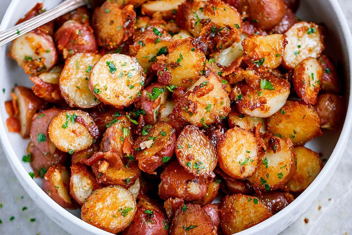 Приготовить картошку фото Roasted Garlic Potatoes Recipe with Butter Parmesan - Best Roasted Potatoes Easy