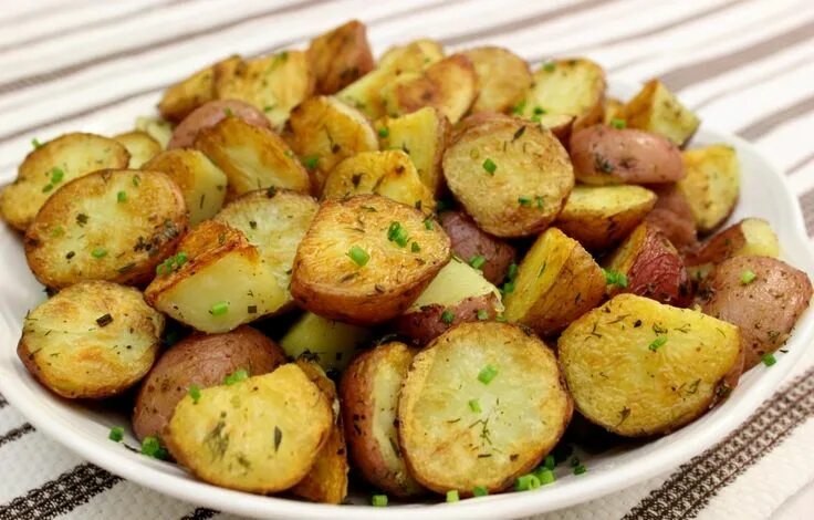 Приготовить картошку фото Garlic and Herb Roasted Potatoes Recipe Favorite side dish, Appetizer recipes, V