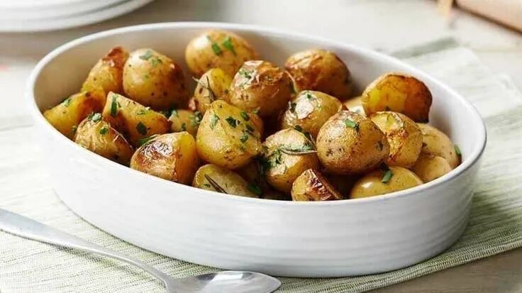 Приготовить картошку фото Image: Herby roasted new potatoes Recipes, Vegetable recipes, Easter side dishes