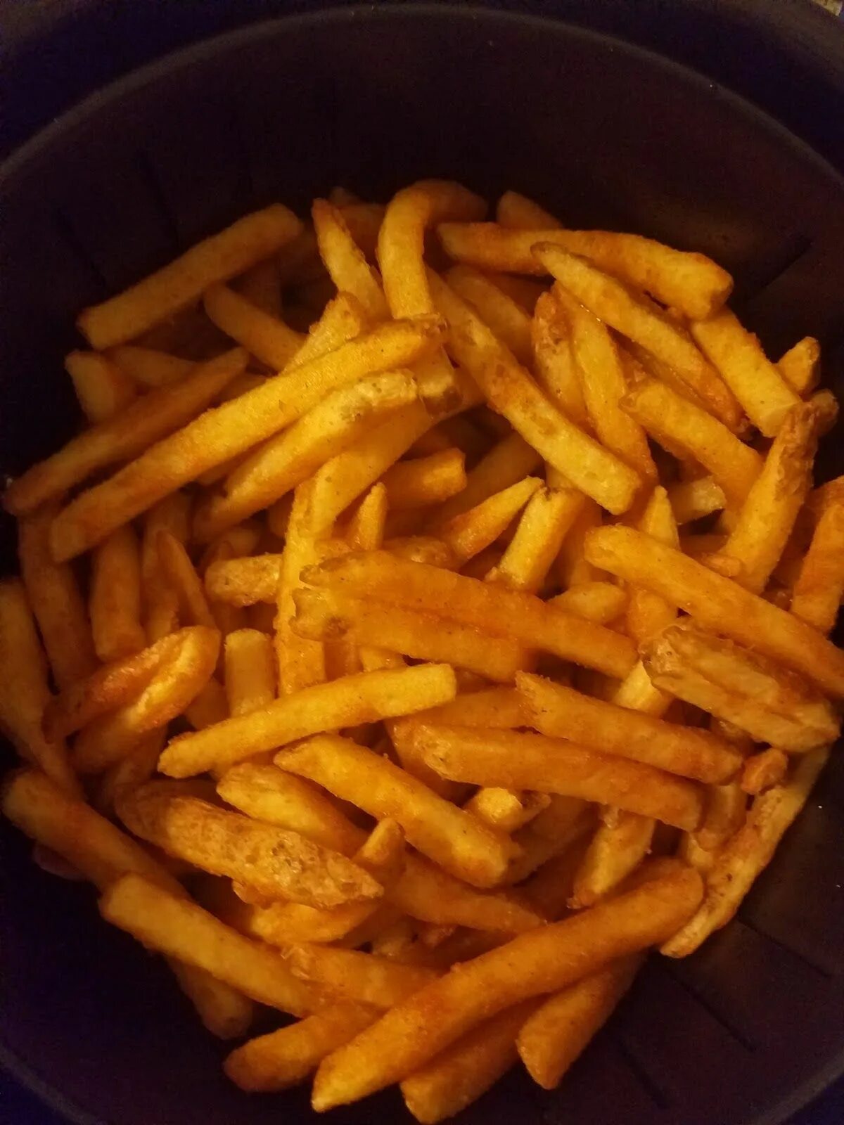 Приготовить картошку фри фото How simple is it to air fry frozen French fries in an air fryer? Frozen french f