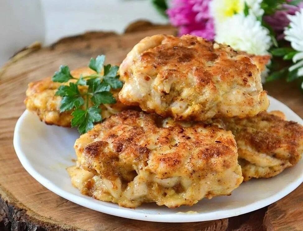 Приготовить куриные котлеты с фото Recipe of the day. Cut chicken patties with mushrooms Composition: - Chicken fil