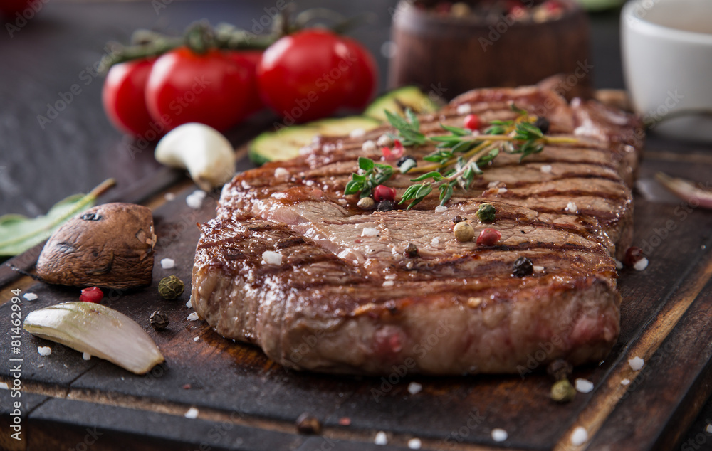 Приготовить мясо быстро фото Beef rump steak on black stone table Фотографія Stock Adobe Stock