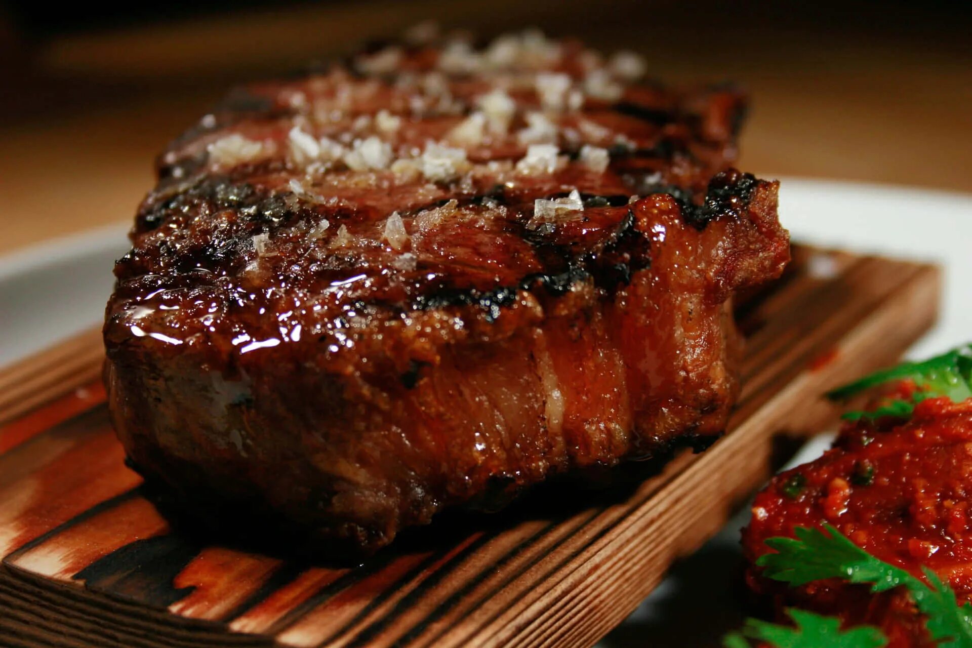 Приготовить мясо быстро фото Download A Steak On A Wooden Board Wallpapers.com