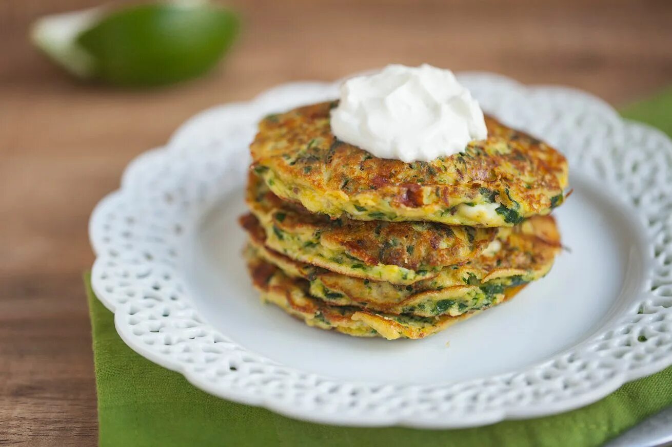 Приготовить оладьи из кабачков фото Zucchini Patties With Zesty Yogurt Recipes Zucchini patties, Healthy yogurt, Zuc